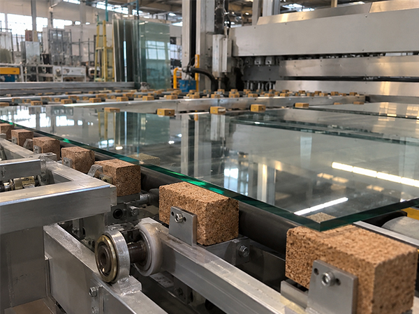 Cork blocks on the glass processing line Cork blocks on the glass processing line